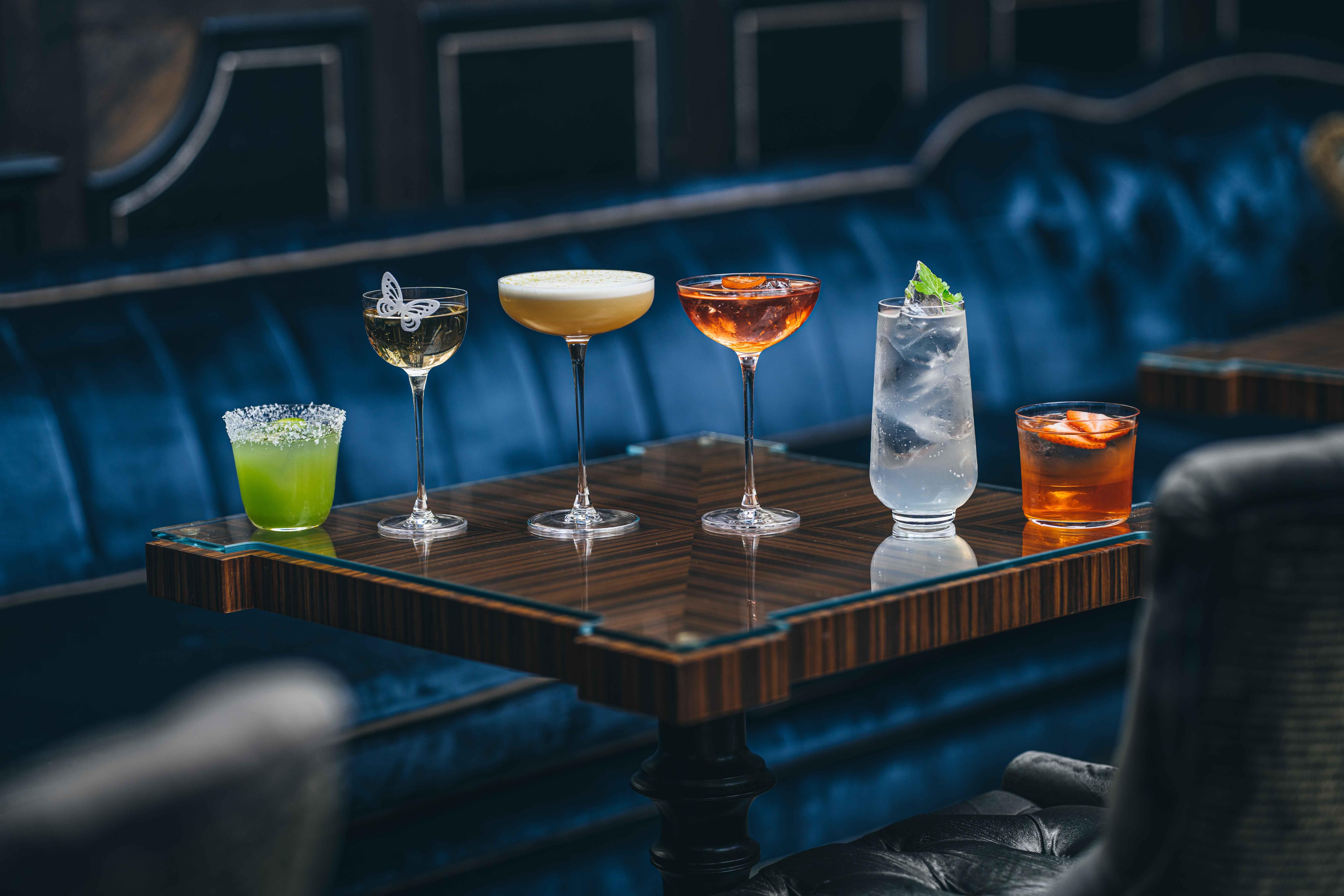 فندق كيمتون فيتسروي لندن المظهر الخارجي الصورة Cocktails at the bar