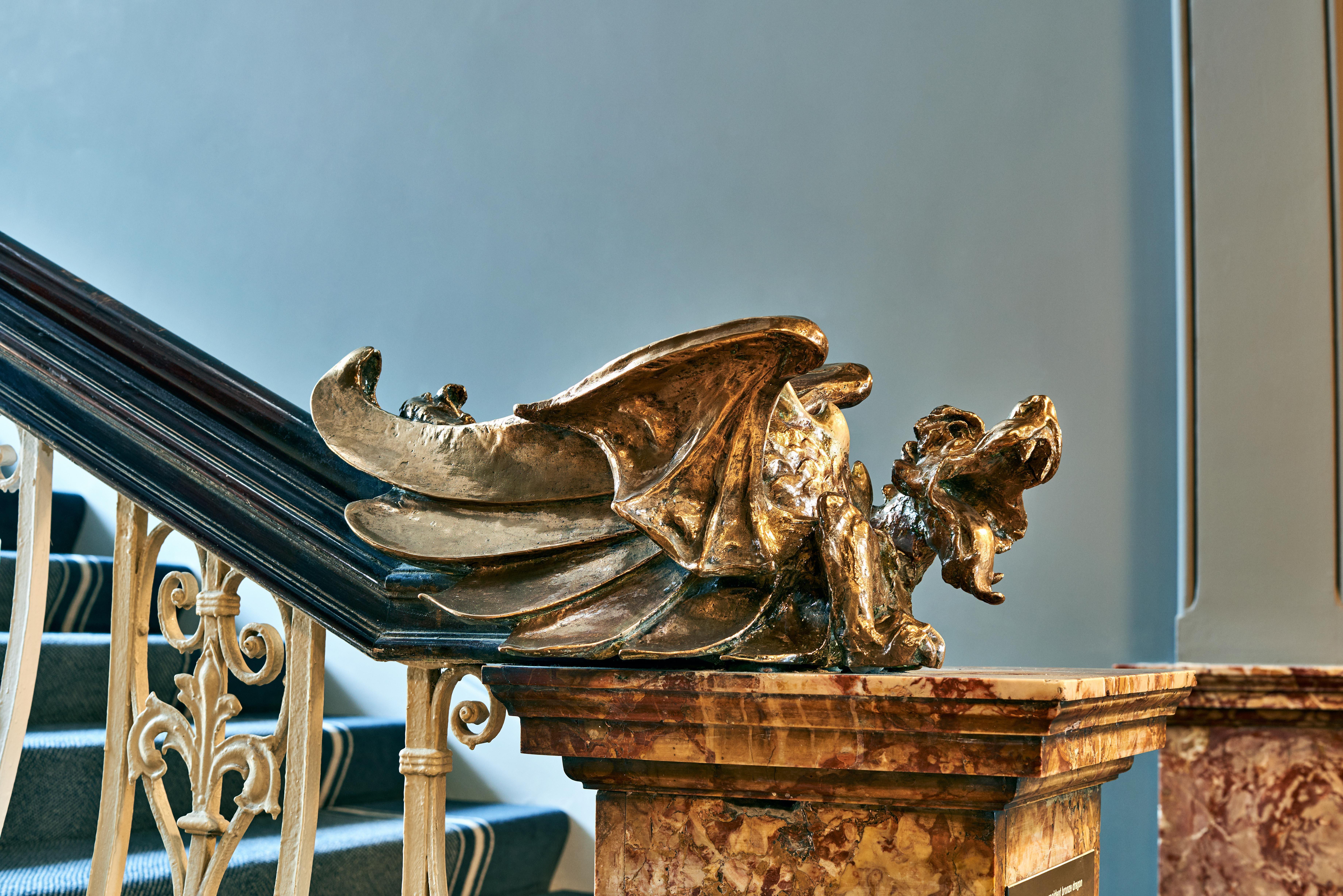 فندق كيمتون فيتسروي لندن المظهر الخارجي الصورة A gargoyle on the staircase